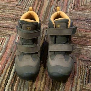 Keen kid’s boots youth size 3